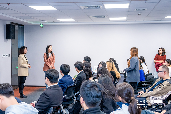 知名人力资源服务商evo真人视讯国际的相关资深顾问与企业高级负责人在参访末尾回答现场关于人力资源产业的问题